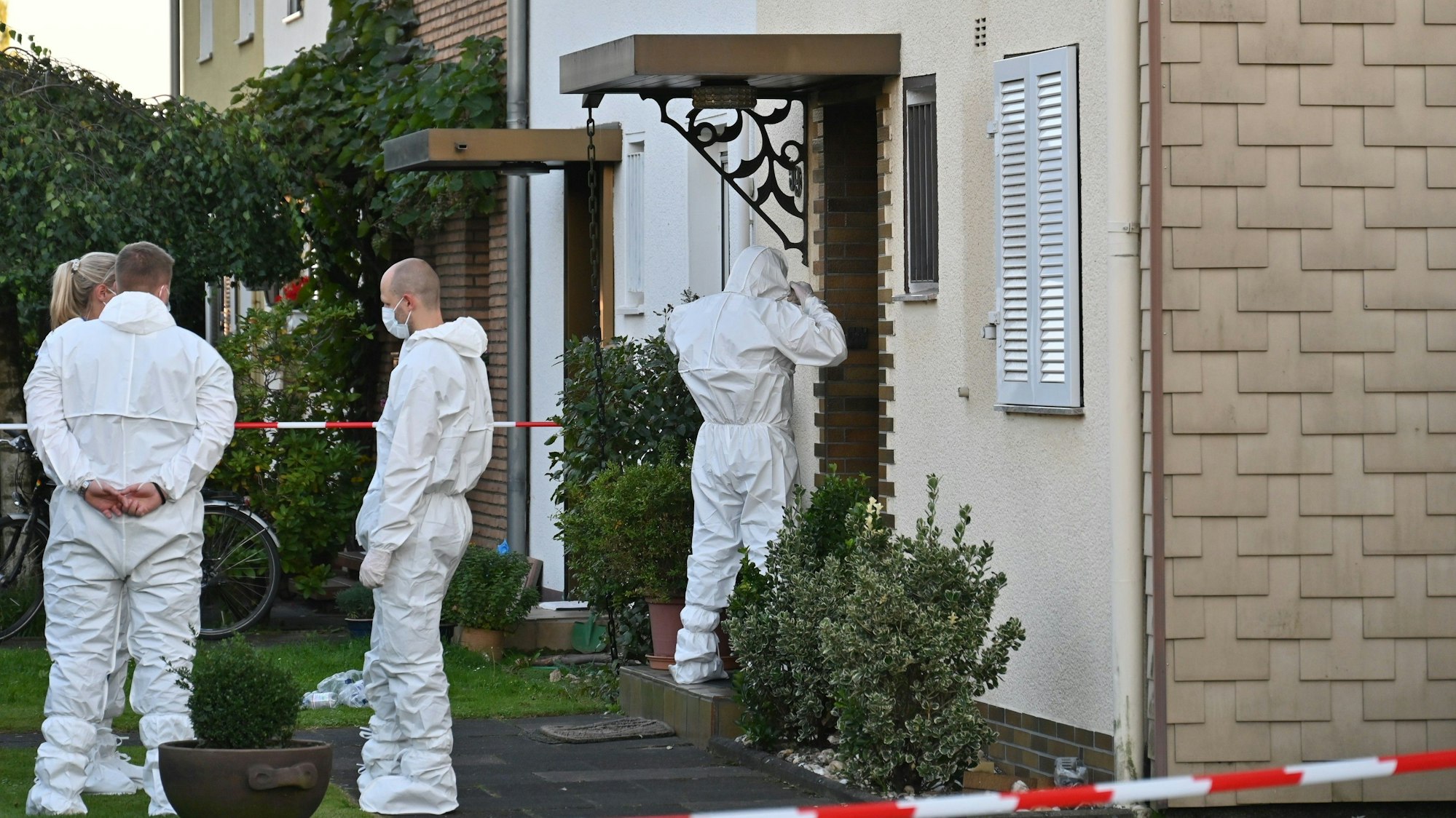 Die Mordkommission aus Köln im Einsat vor dem Haus des Getöteten.