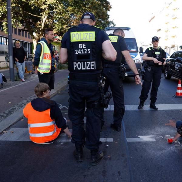 In Berlin legt die Letzte Generation den Verkehr auf vielen Straßen lahm. Polizisten greifen ein.