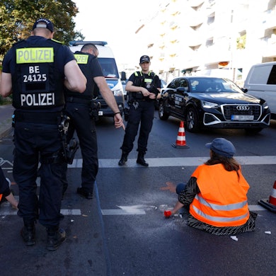 In Berlin legt die Letzte Generation den Verkehr auf vielen Straßen lahm. Polizisten greifen ein.