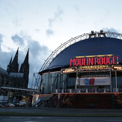 Im Schatten des Kölner Doms fand die Wirtschaftsnacht Rheinland 2023 im Musical Dome statt. Dort ist das preisgekrönte Musical Moulin Rouge zuhause, das die Gäste mit seinem Ambiente begeisterte.
