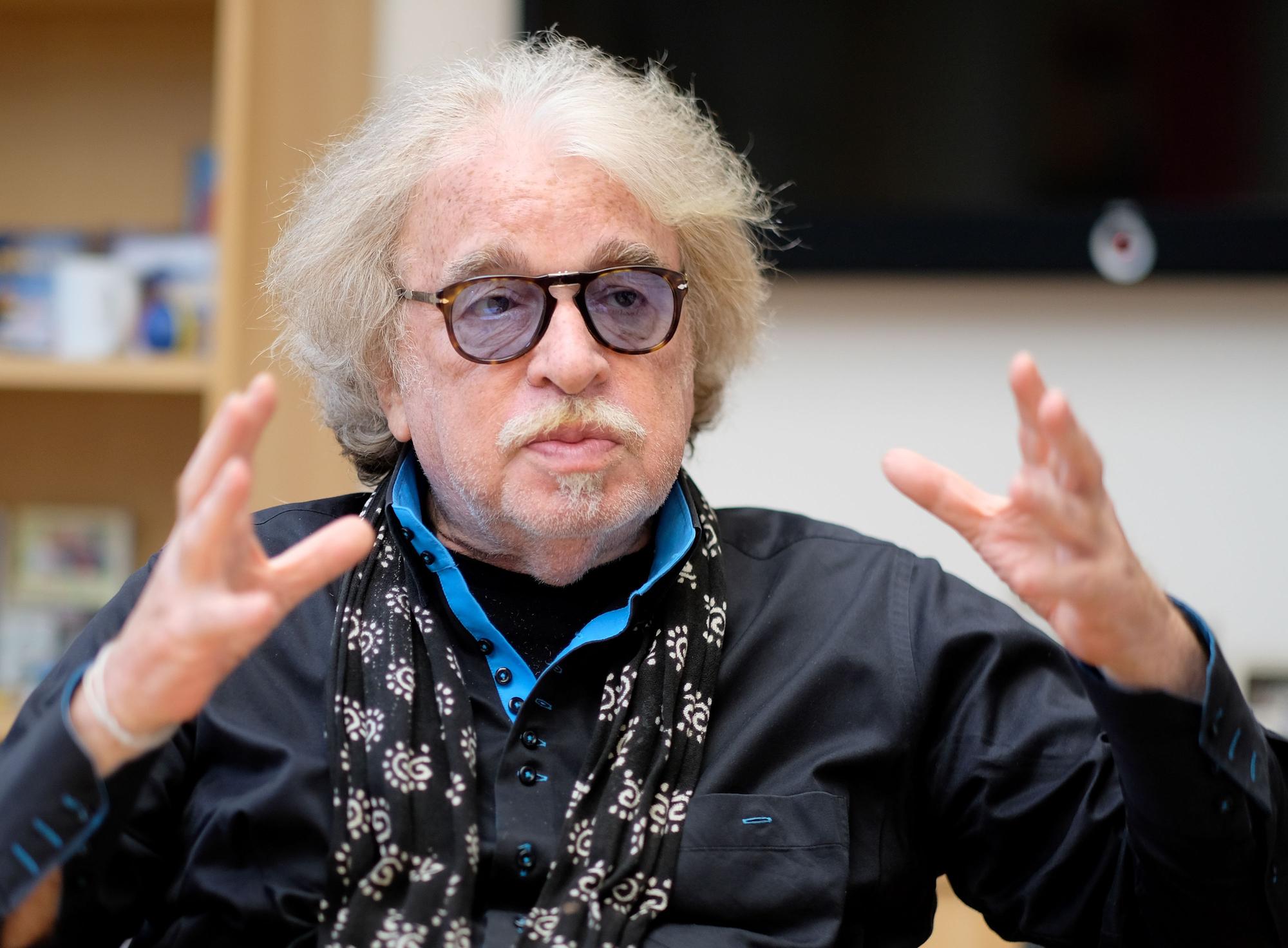 Bernhard Paul gestikuliert