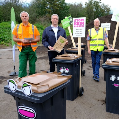 Abfallberaterin Karen Beuke (r.) und weitere Mitarbeiter der Kreisverwaltung zeigen Umweltsündern die symbolische Rote Karte.