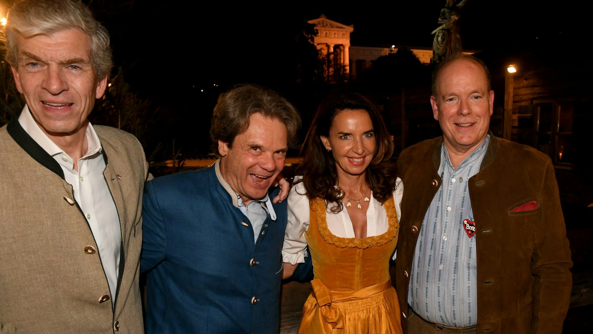 Royaler Besuch im Käferzelt: Fürst Albert II. von Monaco feiert mit dem Wirtsehepaar des Käferzelts Michael Käfer und Clarissa Käfer und Alexander Liegl.