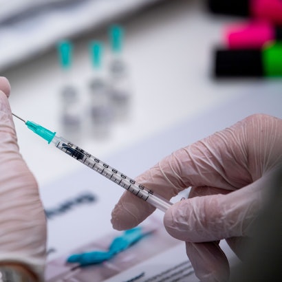 Ein Mitarbeiter der Corona-Impfaktion bereitet Biontech Dosen vor.