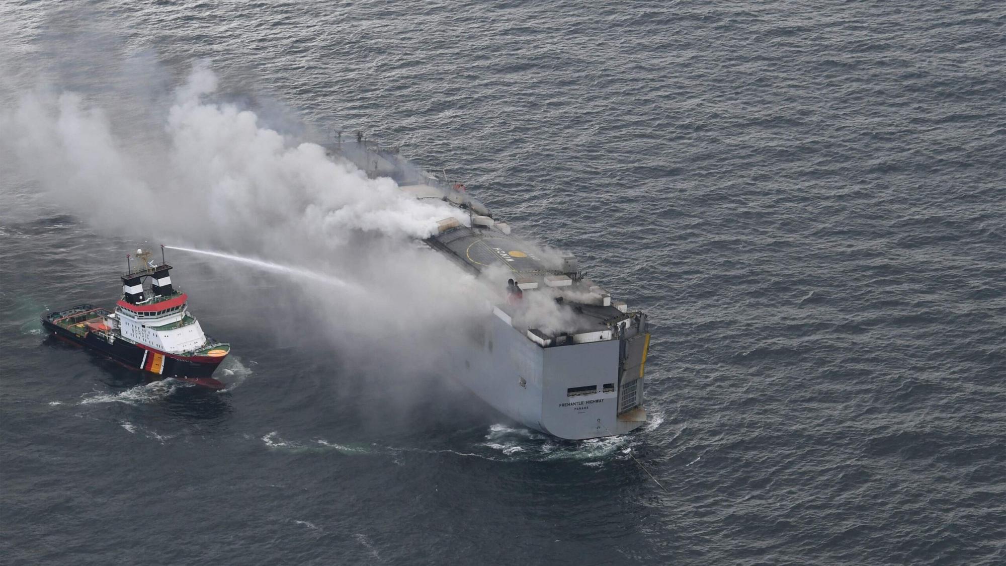 Der havarierte Frachter „Fremantle Highway“ brennt Ende Juli in der Nordsee im Naturschutzgebiet Wattenmeer. Das brennende Schiff liegt tagelang vor der Insel Ameland, bis es in den niederländischen Hafen Eemshaven gebracht wird. (Archivbild)