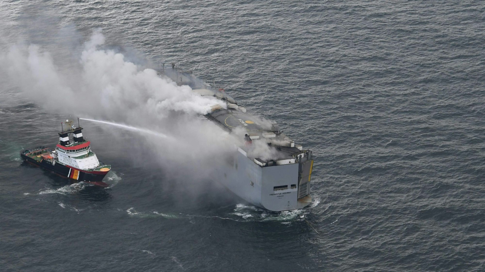 Der havarierte Frachter „Fremantle Highway“ brennt Ende Juli in der Nordsee im Naturschutzgebiet Wattenmeer. Das brennende Schiff liegt tagelang vor der Insel Ameland, bis es in den niederländischen Hafen Eemshaven gebracht wird. (Archivbild)