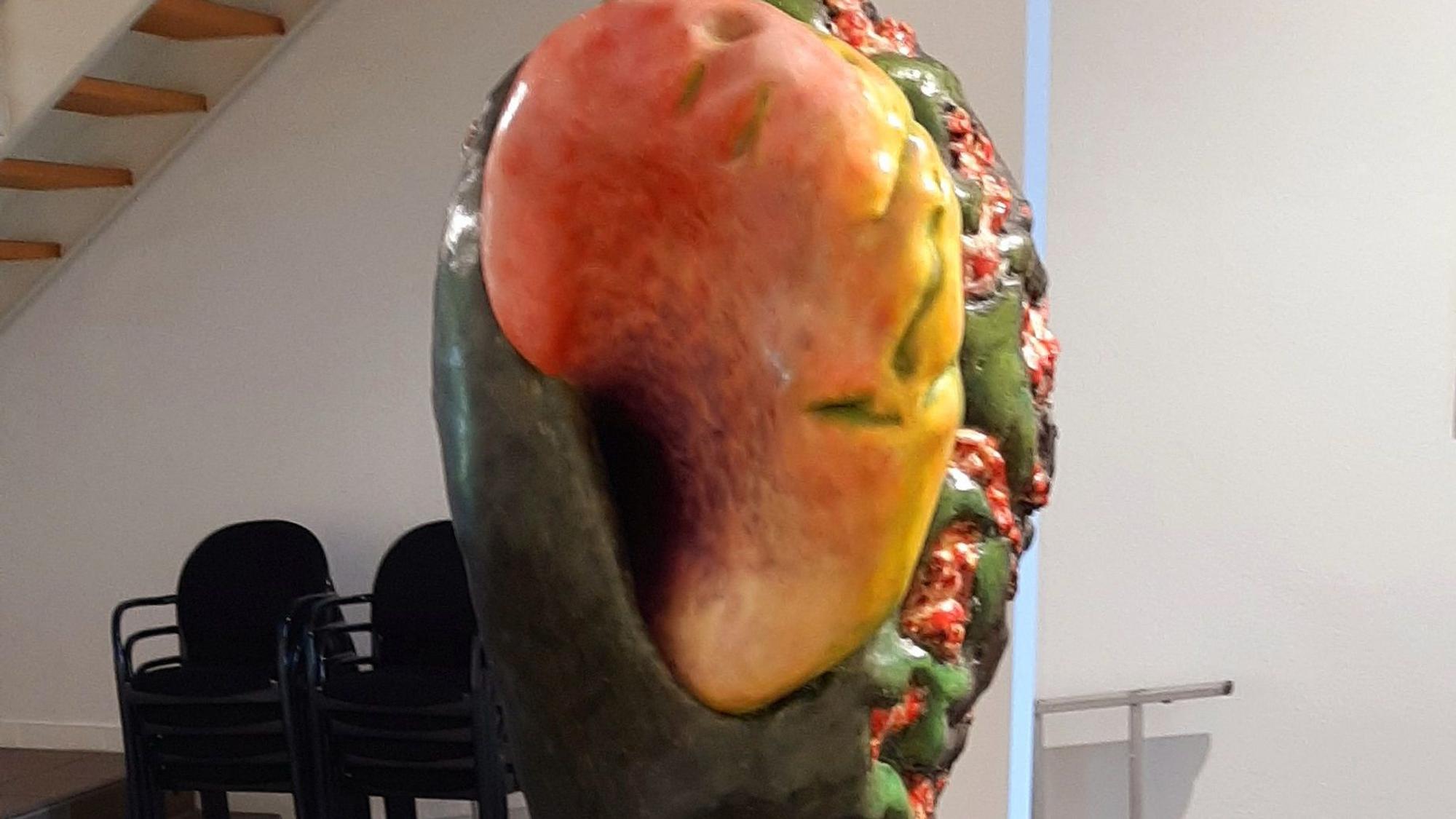 Skulptur von Elizabeth Schroeder im Kunstverein Leverkusen.