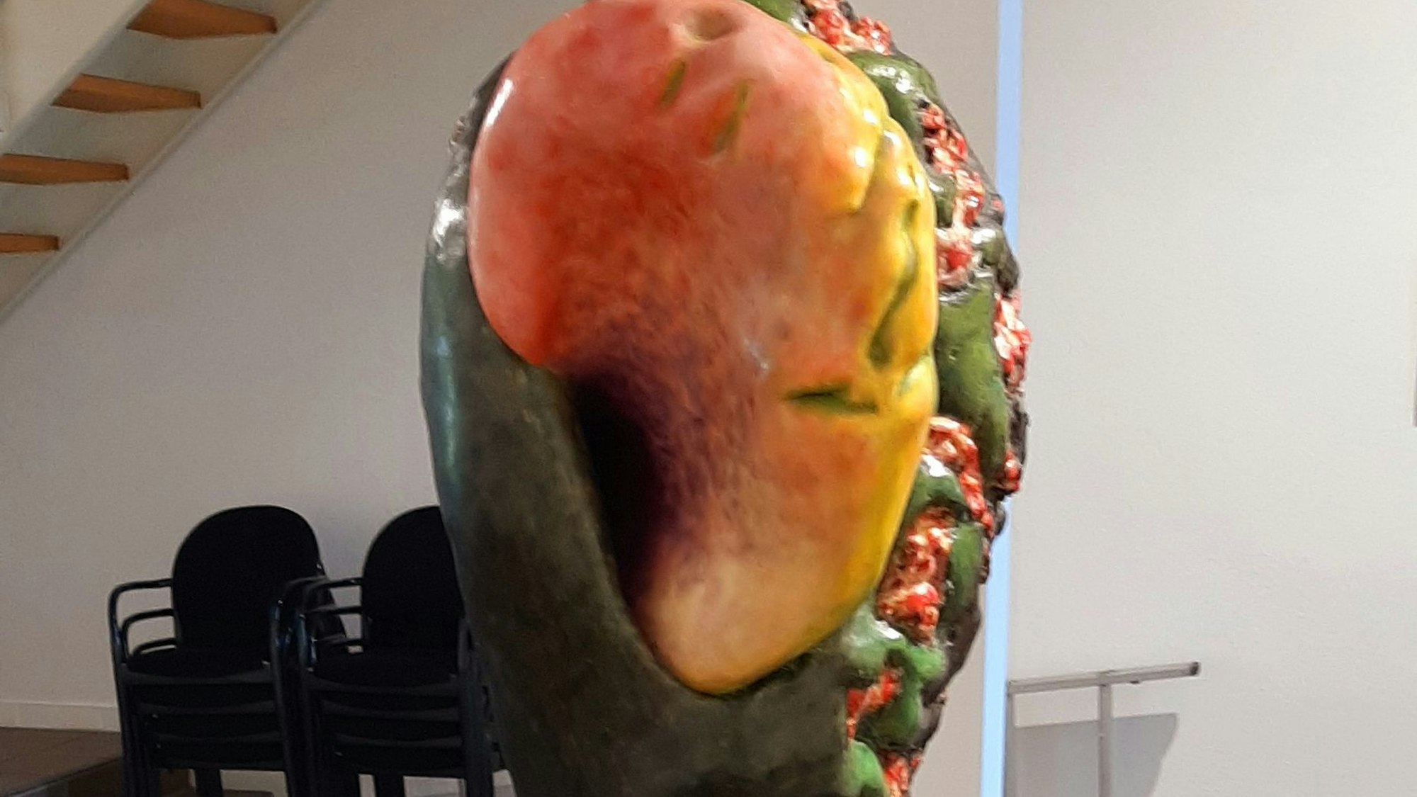 Skulptur von Elizabeth Schroeder im Kunstverein Leverkusen.