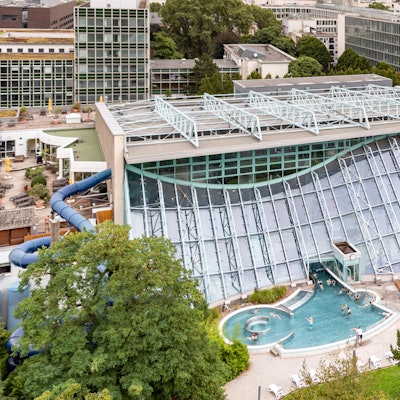 Blick aus der Luft auf das Agrippabad in Köln.