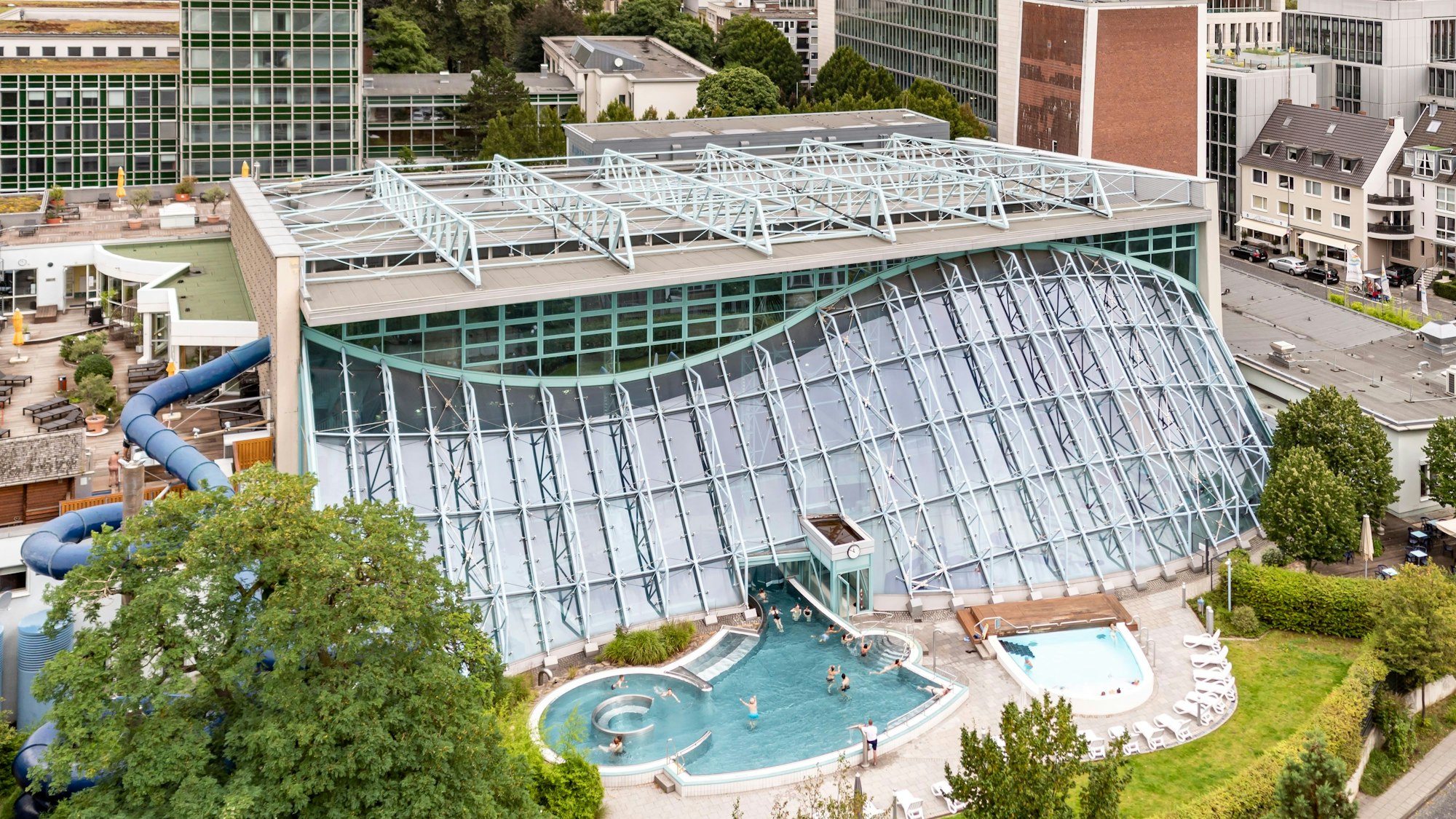 Kölnerinnen und Kölner müssen auch an den Feiertagen nicht auf einen Schwimmbadbesuch verzichten. (Symbolbild)
