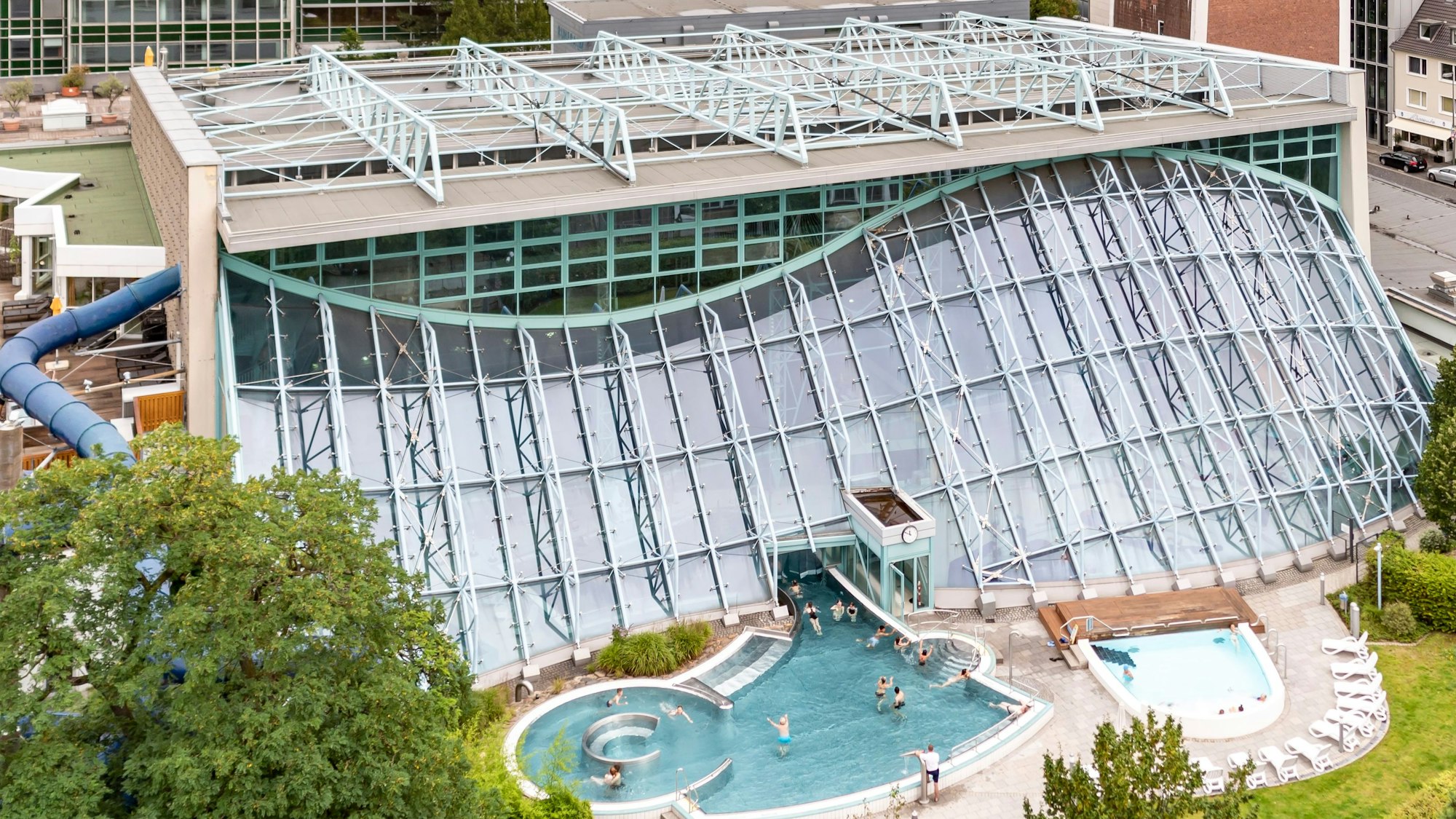 Blick aus der Luft auf das Agrippabad in Köln.