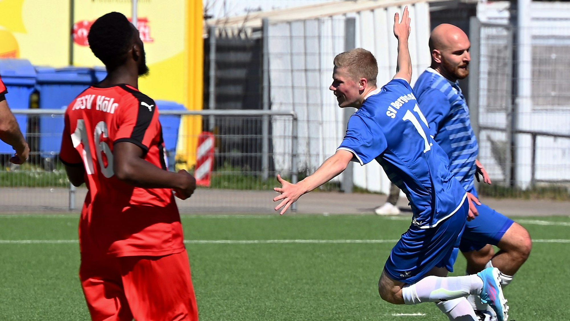 18.04.2022, Fussball-Bergfried Leverkusen-Türk Genc
Torschütze zum 1:0 Till Juber (Bergfried)
Foto: Uli Herhaus