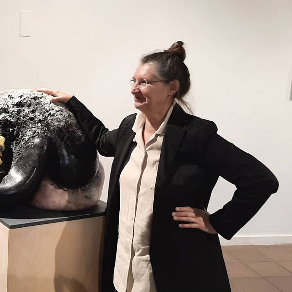 Susanne Wedewer (l.) und Eizabeth Schroeder vor einer Skulptur Schroeders.