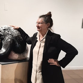 Susanne Wedewer (l.) und Eizabeth Schroeder vor einer Skulptur Schroeders.