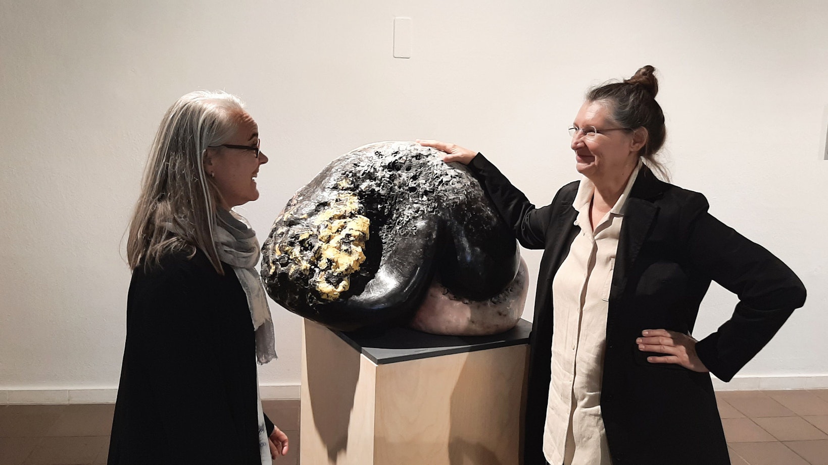 Susanne Wedewer (l.) und Eizabeth Schroeder vor einer Skulptur Schroeders.