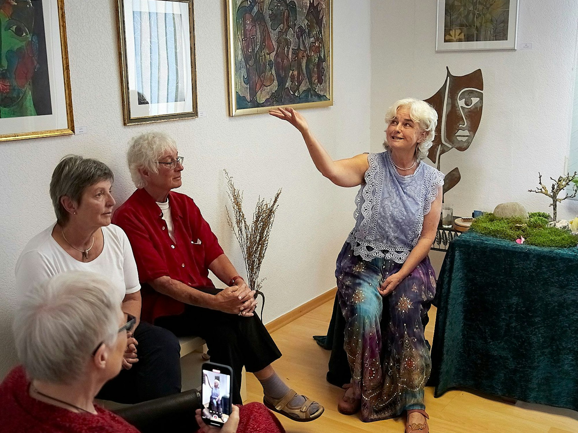 Das Bild zeigt eine gestikulierende Angelika Coppers.