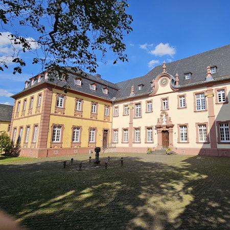 Das Foto zeigt das Hauptgebäude sowie die alte und neue Prälatur des Klosters Steinfeld.