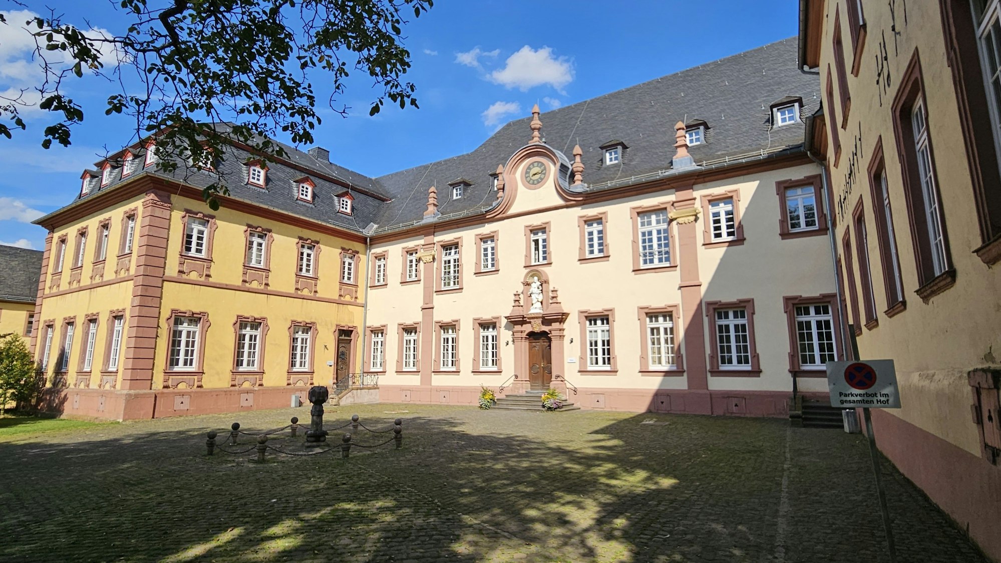 Das Foto zeigt das Hauptgebäude sowie die alte und neue Prälatur des Klosters Steinfeld.