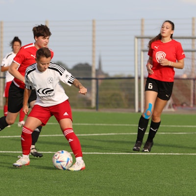 Das Bild zeigt Zülpichs Torjägerin Celine Hilgers, wie sie den Ball abschirmt.