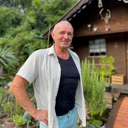 Zu sehen ist Jürgen Henning in seinem liebevoll gestalteten Garten.