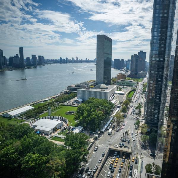 17.09.2023, USA, New York: Blick auf das Gelände des Hauptquartiers der Vereinten Nationen (UN) am East River in New York. Für die Generaldebatte der UN-Vollversammlung, dem größten diplomatische Treffen der Welt vom 19. bis zum 26. September haben sich über 140 Staats- und Regierungschefs angekündigt. Foto: Michael Kappeler/dpa +++ dpa-Bildfunk +++