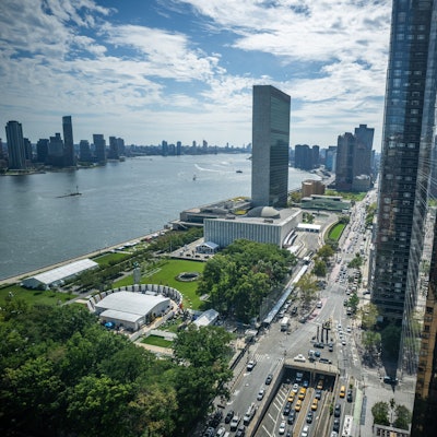 17.09.2023, USA, New York: Blick auf das Gelände des Hauptquartiers der Vereinten Nationen (UN) am East River in New York. Für die Generaldebatte der UN-Vollversammlung, dem größten diplomatische Treffen der Welt vom 19. bis zum 26. September haben sich über 140 Staats- und Regierungschefs angekündigt. Foto: Michael Kappeler/dpa +++ dpa-Bildfunk +++