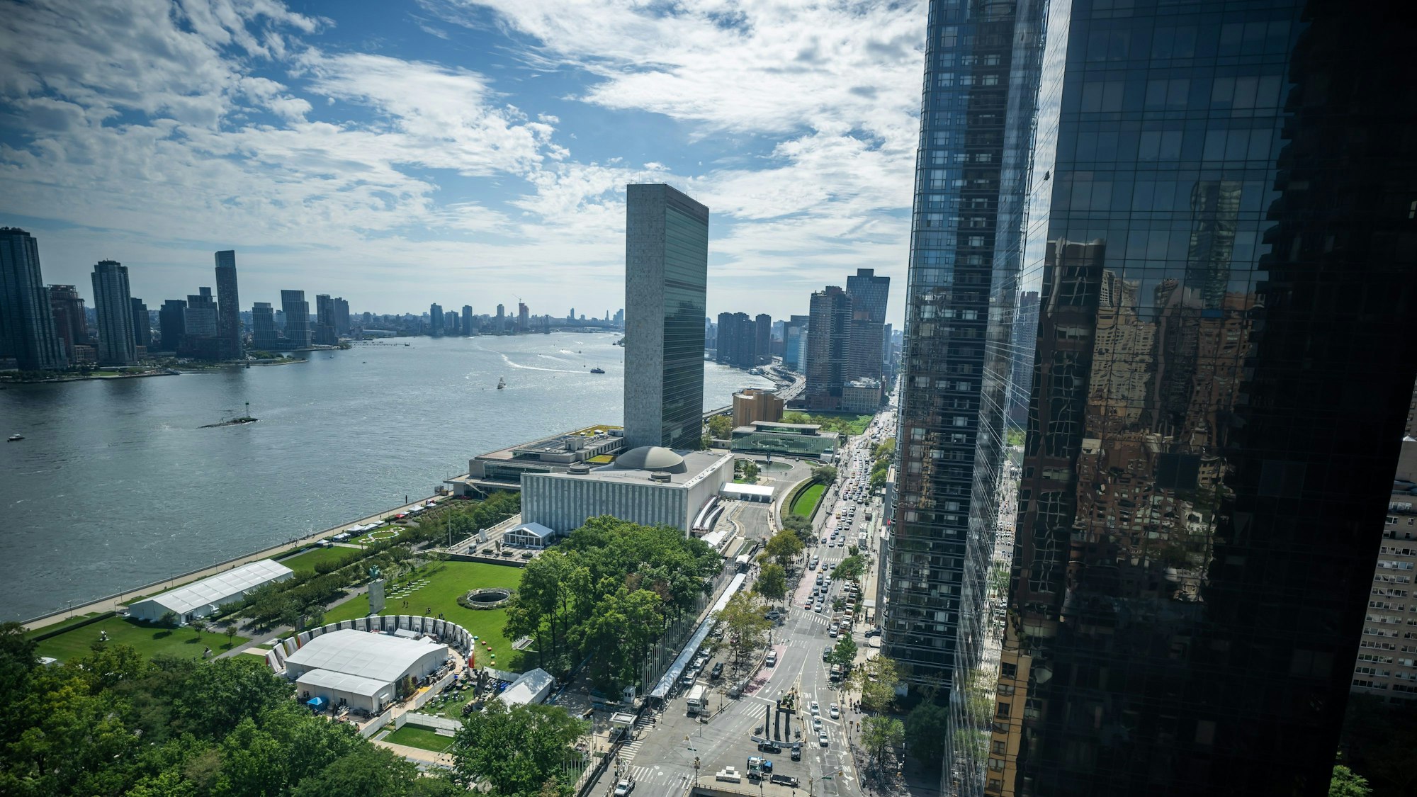 17.09.2023, USA, New York: Blick auf das Gelände des Hauptquartiers der Vereinten Nationen (UN) am East River in New York. Für die Generaldebatte der UN-Vollversammlung, dem größten diplomatische Treffen der Welt vom 19. bis zum 26. September haben sich über 140 Staats- und Regierungschefs angekündigt. Foto: Michael Kappeler/dpa +++ dpa-Bildfunk +++