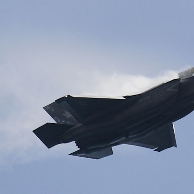 Eine F-35B Lightning II des US Marine Corps fliegt während einer Vorschau auf die Singapore Airshow in Singapur.