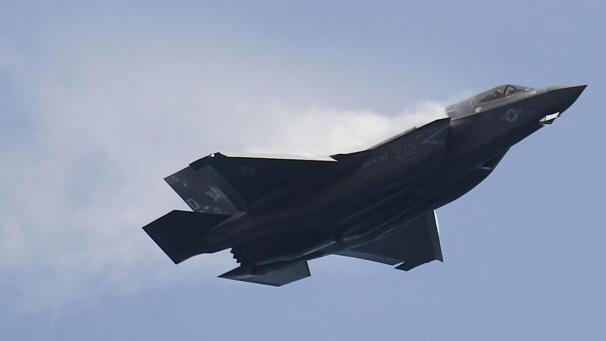 Eine F-35B Lightning II des US Marine Corps fliegt während einer Vorschau auf die Singapore Airshow in Singapur.
