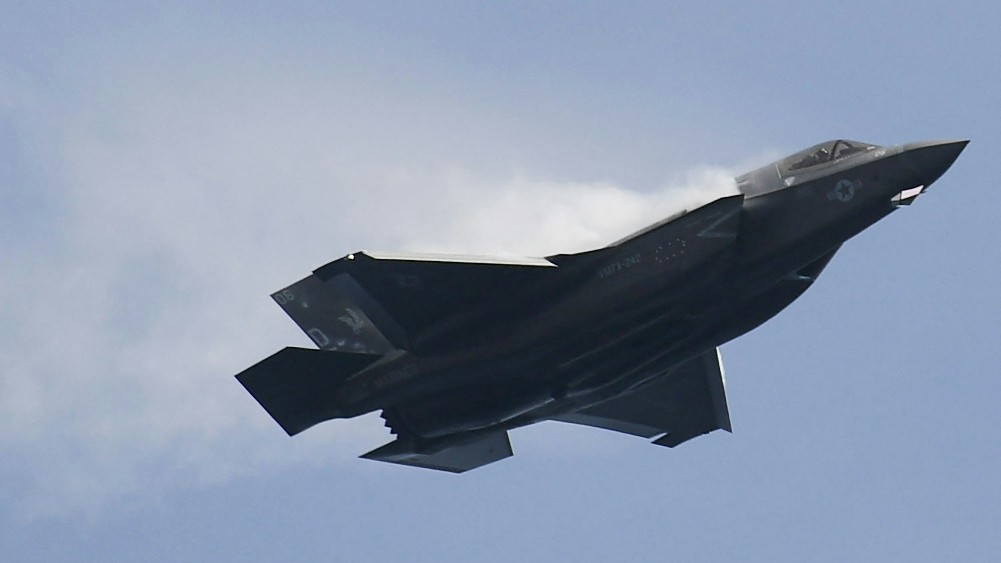 Eine F-35B Lightning II des US Marine Corps fliegt während einer Vorschau auf die Singapore Airshow in Singapur.