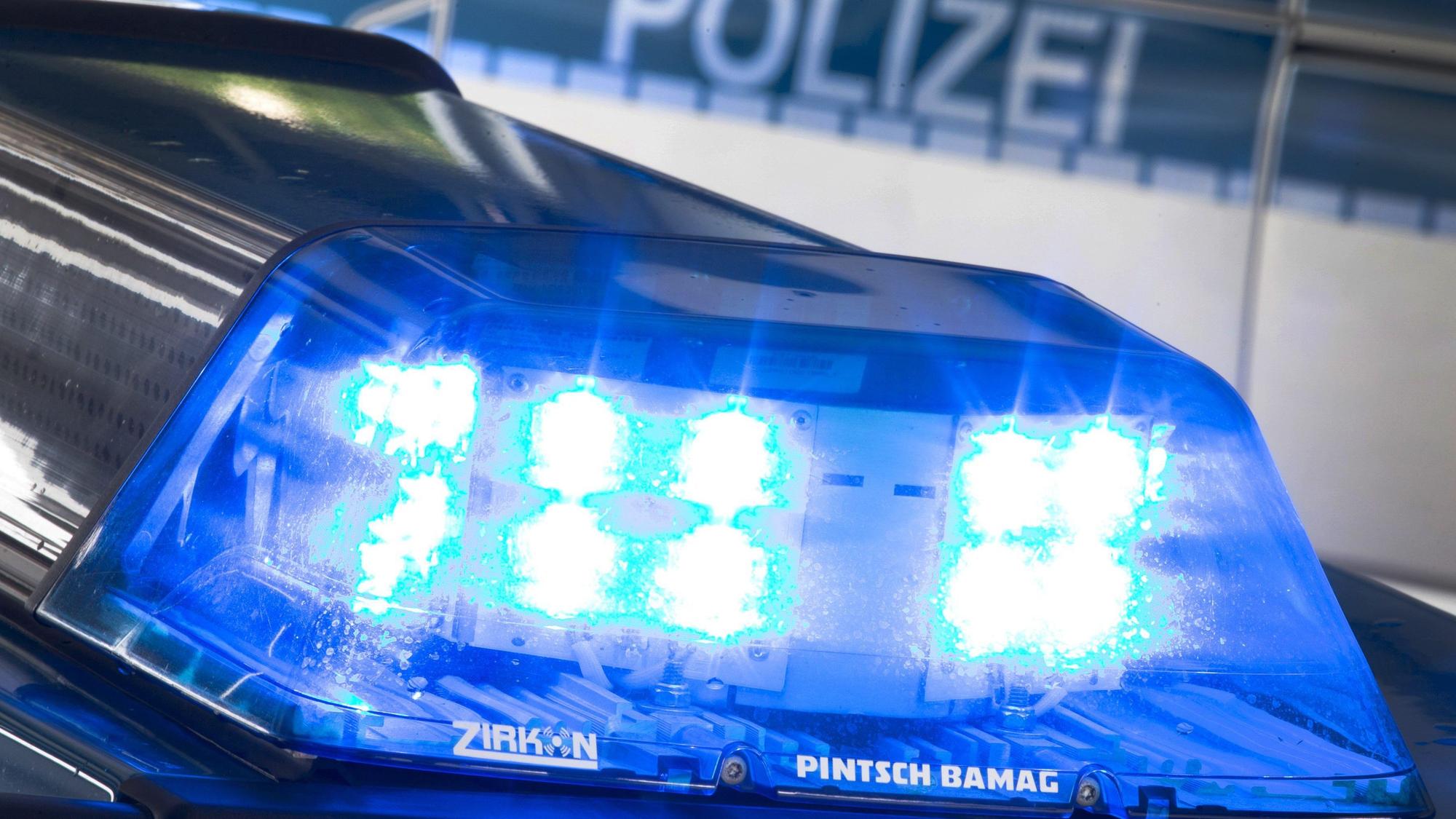 Eine Blaulicht leuchtet auf dem Dach eines Polizeiwagens.