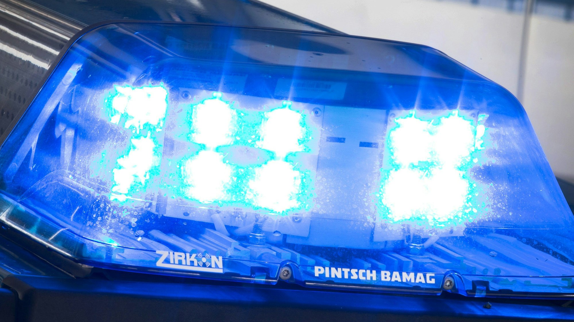Ein Blaulicht leuchtet auf dem Dach eines Polizeiwagens.