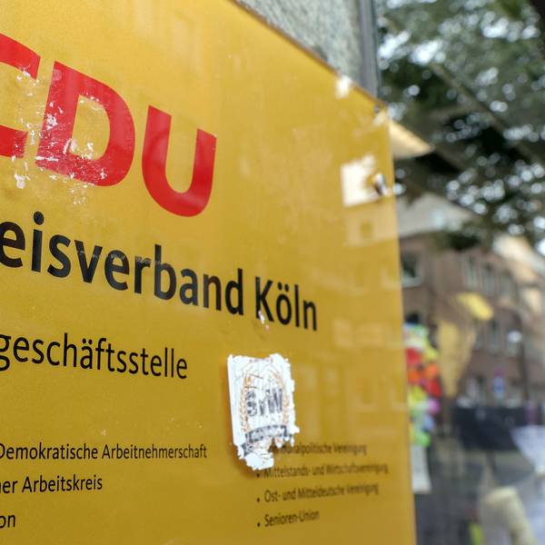Das Schild hängt an der Geschäftsstelle der Kölner CDU in der Innenstadt.
