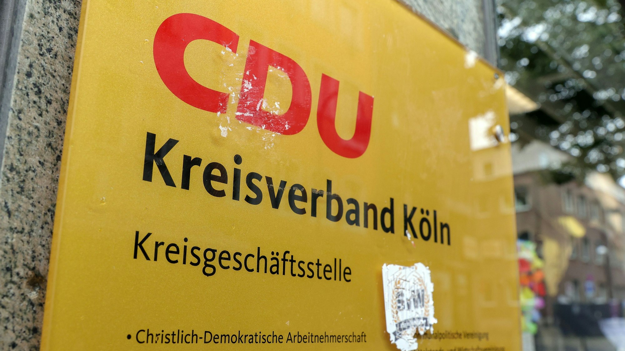 Ein Schild an der Geschäftsstelle der Kölner CDU.