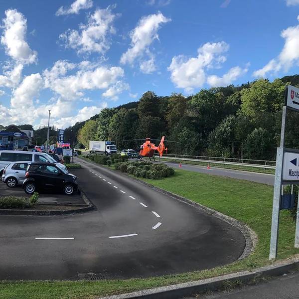 Nach einem schweren Verkehrsunfall mit einem Lkw und einer Fußgängerin ist ein Hubschrauber auf einer Straße gelandet.