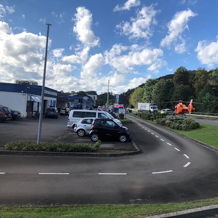 Nach einem schweren Verkehrsunfall mit einem Lkw und einer Fußgängerin ist ein Hubschrauber auf einer Straße gelandet.