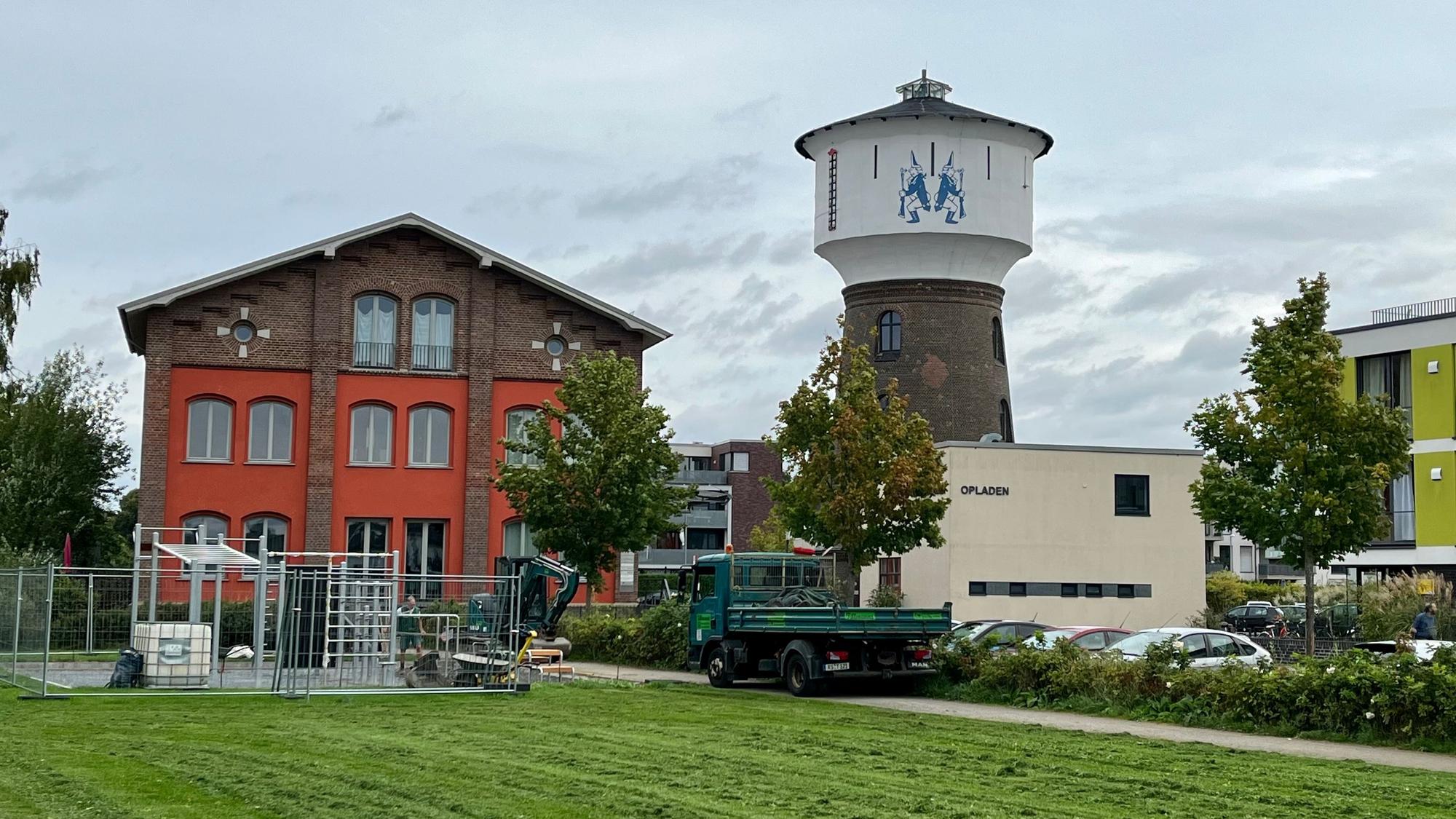Vor Magazin und Wasserturm werden im September 2023 Fitnessgeräte aufgestellt.