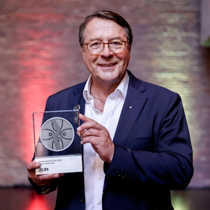 Pfarrer Hans Mörtter mit dem Rheinlandtaler in der Lutherkirche in Köln.