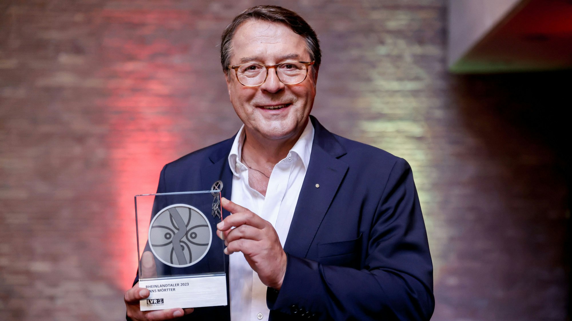 Pfarrer Hans Mörtter mit dem Rheinlandtaler in der Lutherkirche in Köln.