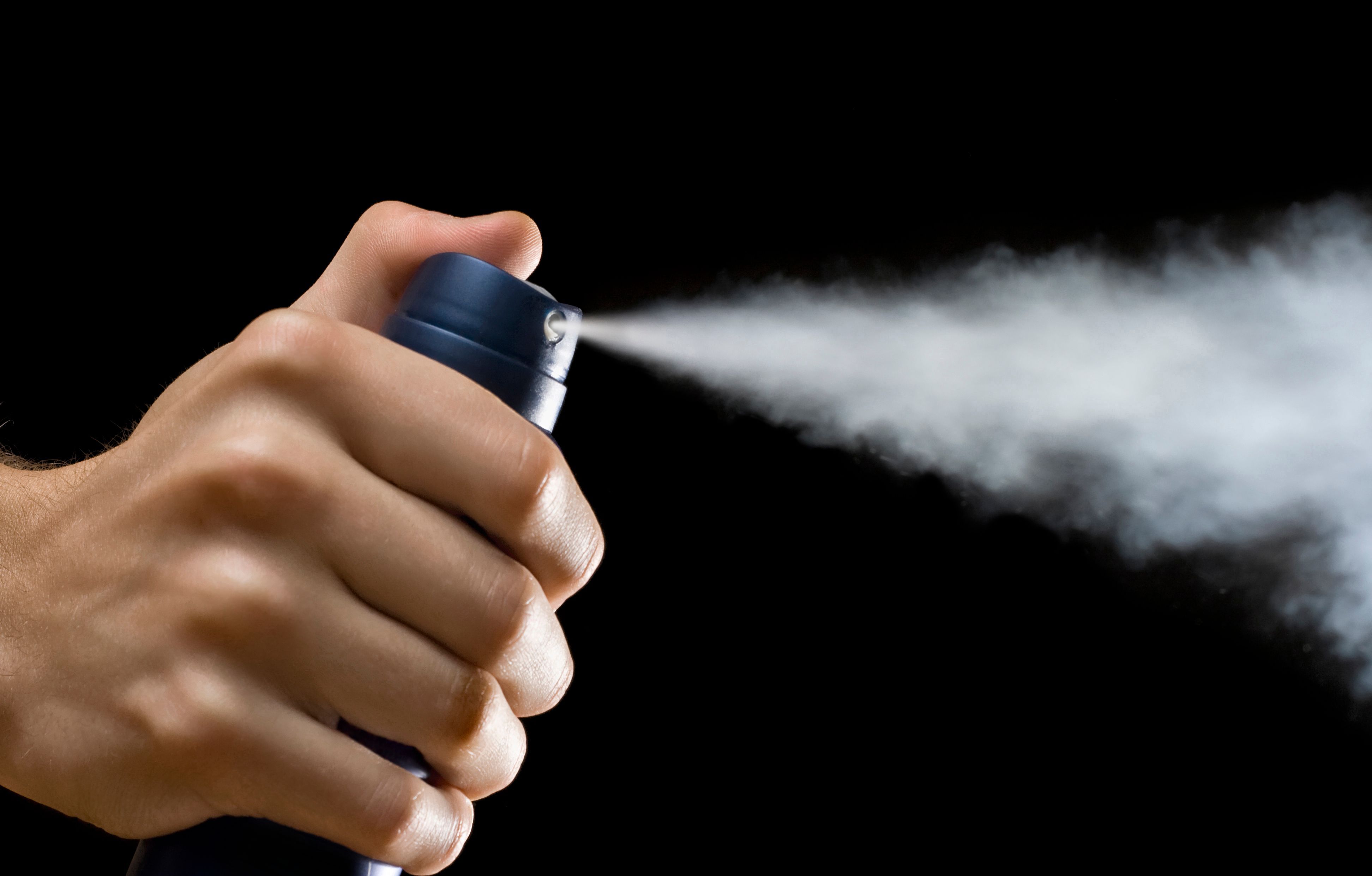 Deodorant kommt aus einer Sprühflasche.