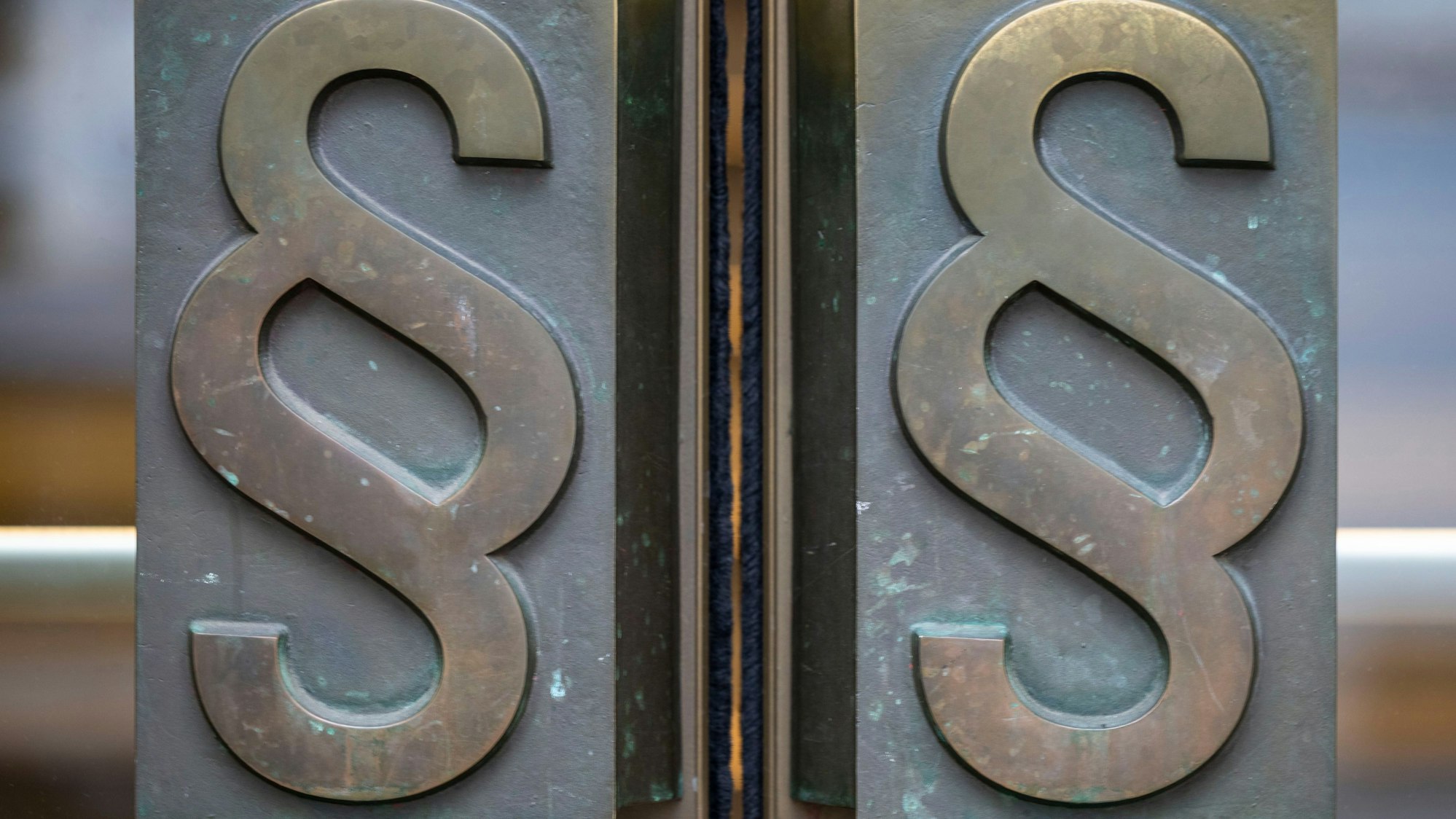 Das Bild von zwei Paragrafenzeichen.