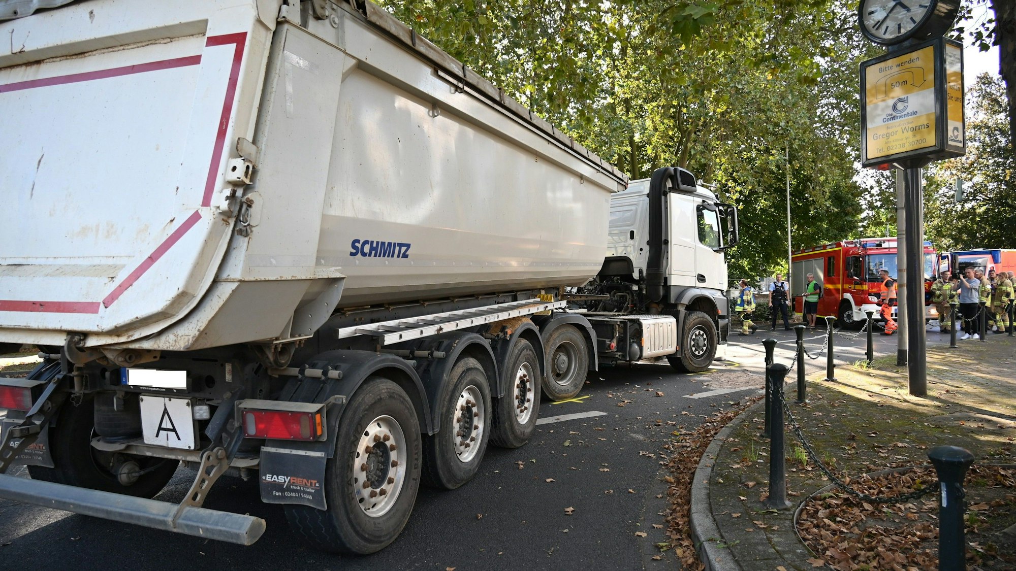 Das Foto zeigt den weißen Lkw, von dem der Zehnjährige in Pulheim erfasst worden ist.