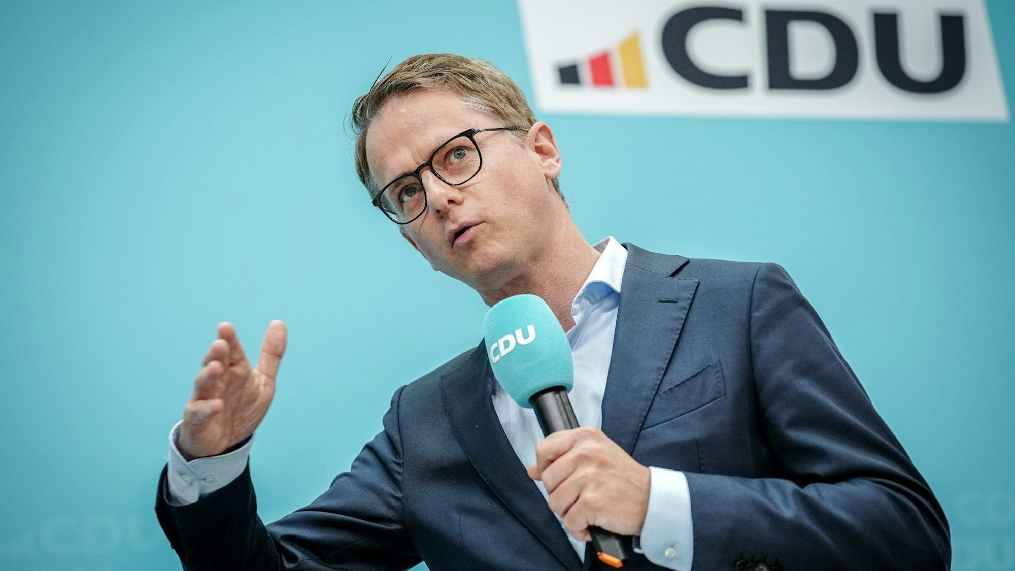 Carsten Linnemann stellt das neue CDU-Logo im Konrad-Adenauer-Haus vor.