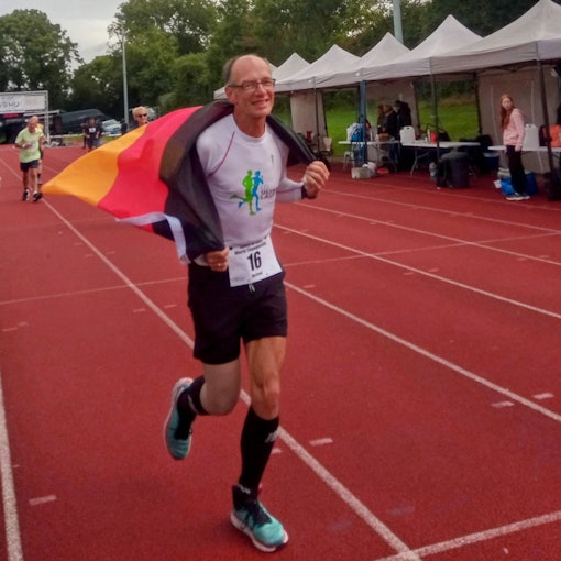 Ein Mann läuft über die Ziellinie.