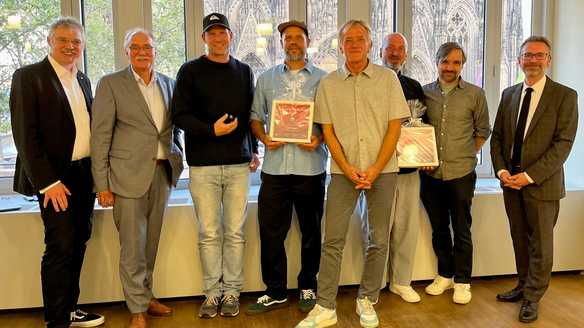 Ulrich Soénius (Vorstand Kölner Verkehrsverein), Bernhard Conin (Vorsitzender Kölner Verkehrsverein), Florian Jacke (Wohngemeinschaft), Guido Bungart (Wohngemeinschaft), Norbert Oberhaus (c/o pop), Ralph Christoph (c/o pop), Jens Ponke (Wohngemeinschaft), Jürgen Amann (Geschäftsführer KölnTourismus) bei der Preisverleihung des Mercurius-Preises 2023