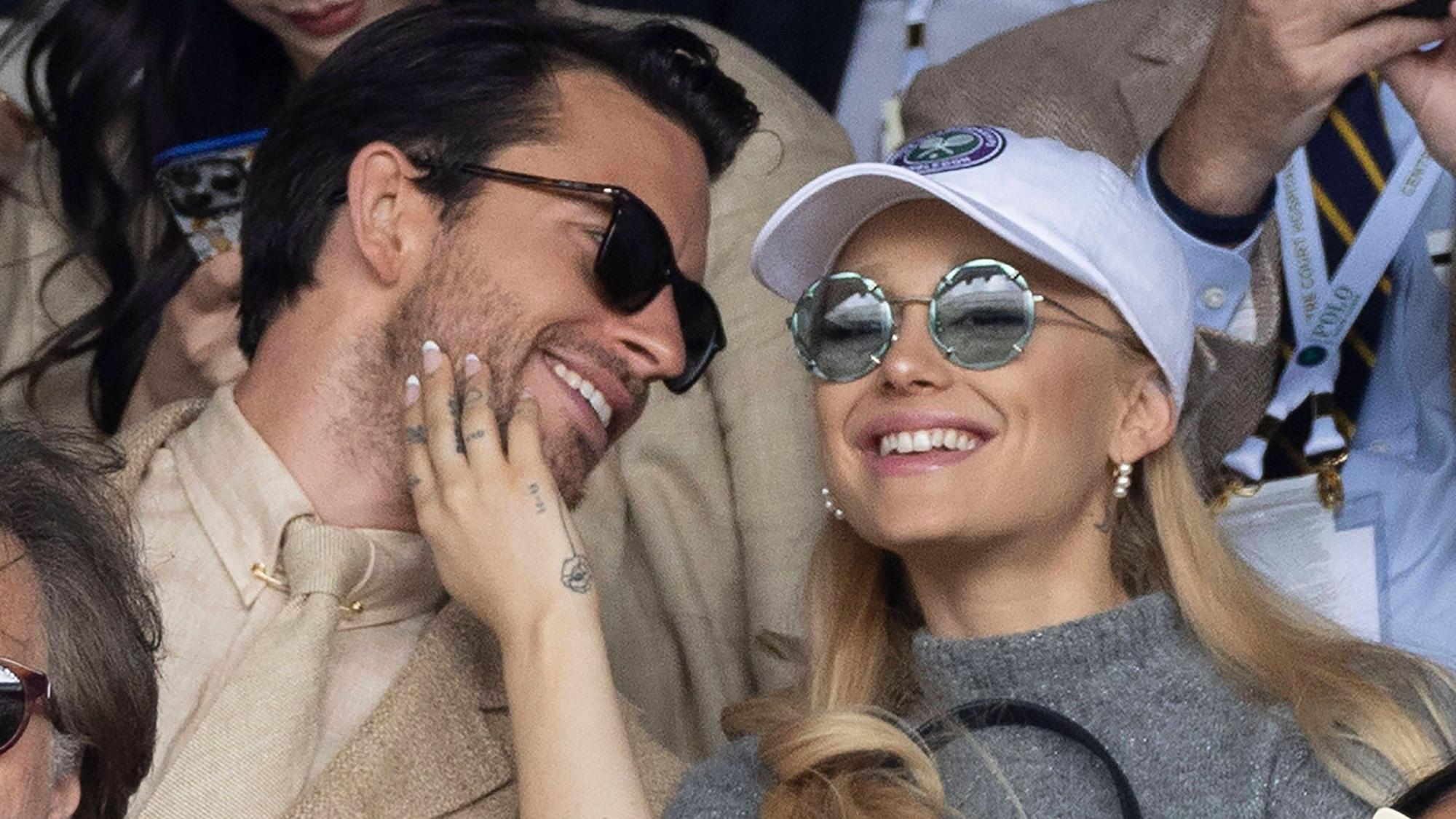 Ariana Grande und der britische Schauspieler Jonathan Bailey sehen sich am letzten Tag der Wimbledon-Tennismeisterschaften in London das Endspiel im Herreneinzel an.
