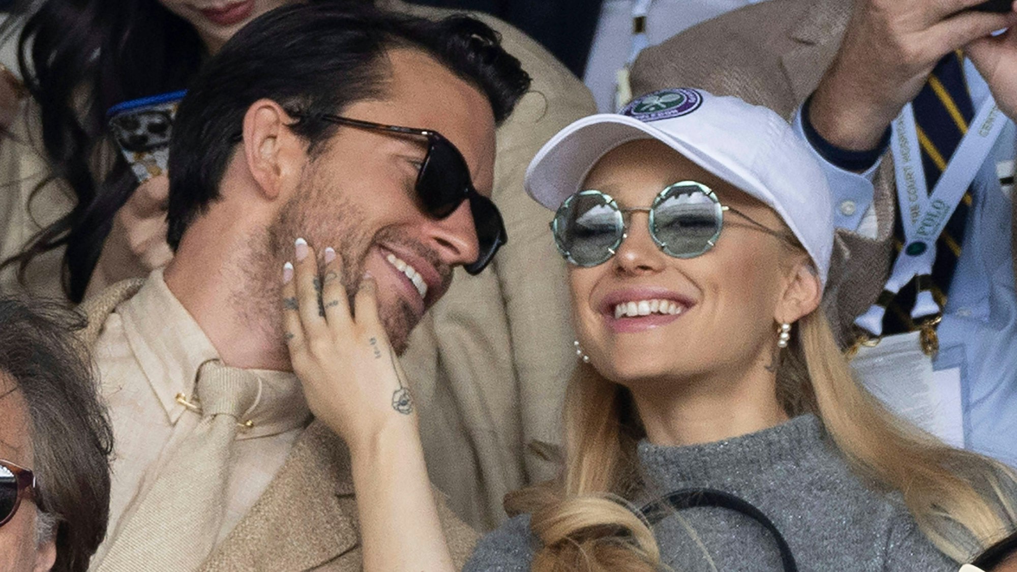Ariana Grande und der britische Schauspieler Jonathan Bailey sehen sich am letzten Tag der Wimbledon-Tennismeisterschaften in London das Endspiel im Herreneinzel an.