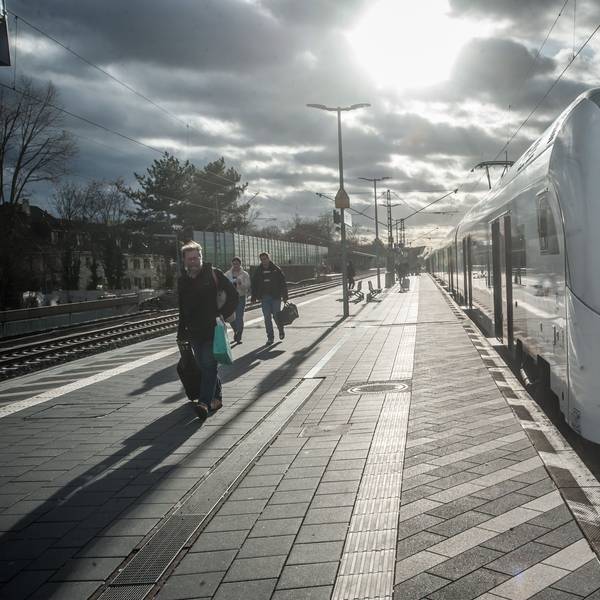 RRX- RE1 Regionalexpress ist auf dem Bahnsteig zu sehen.
