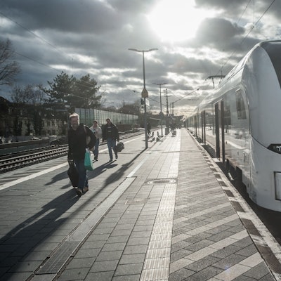 RRX- RE1 Regionalexpress ist auf dem Bahnsteig zu sehen.