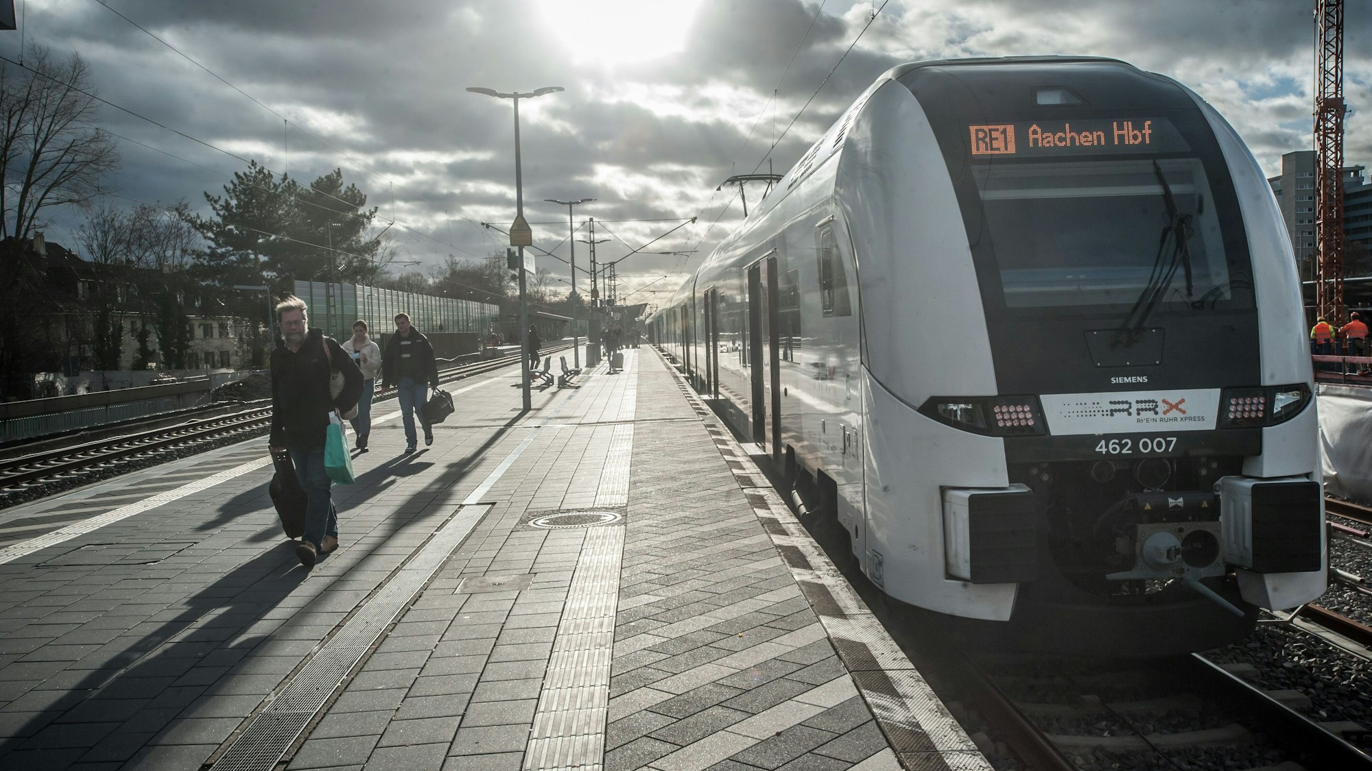 RRX- RE1 Regionalexpress, bahnsteig . Foto: Ralf Krieger